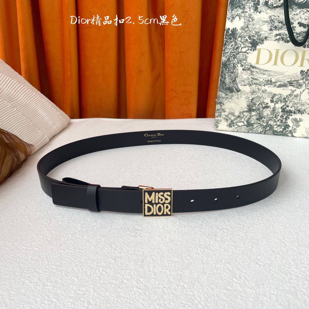 *💜 miss dior 💜
💜*Master quality*💜
280 dhs✅

Zain160
♥️♥️♥️