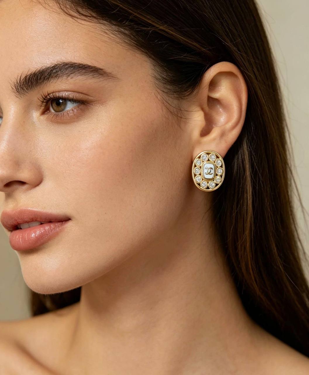 CHANEL 🦋*
Earring 🔥
Master quality 💯
With normal boxes 🗃️ 
And paper bag 🛍️
45 dhs✅
With master box 📦 
70 dhs✅

Zain216
♥️♥️♥️