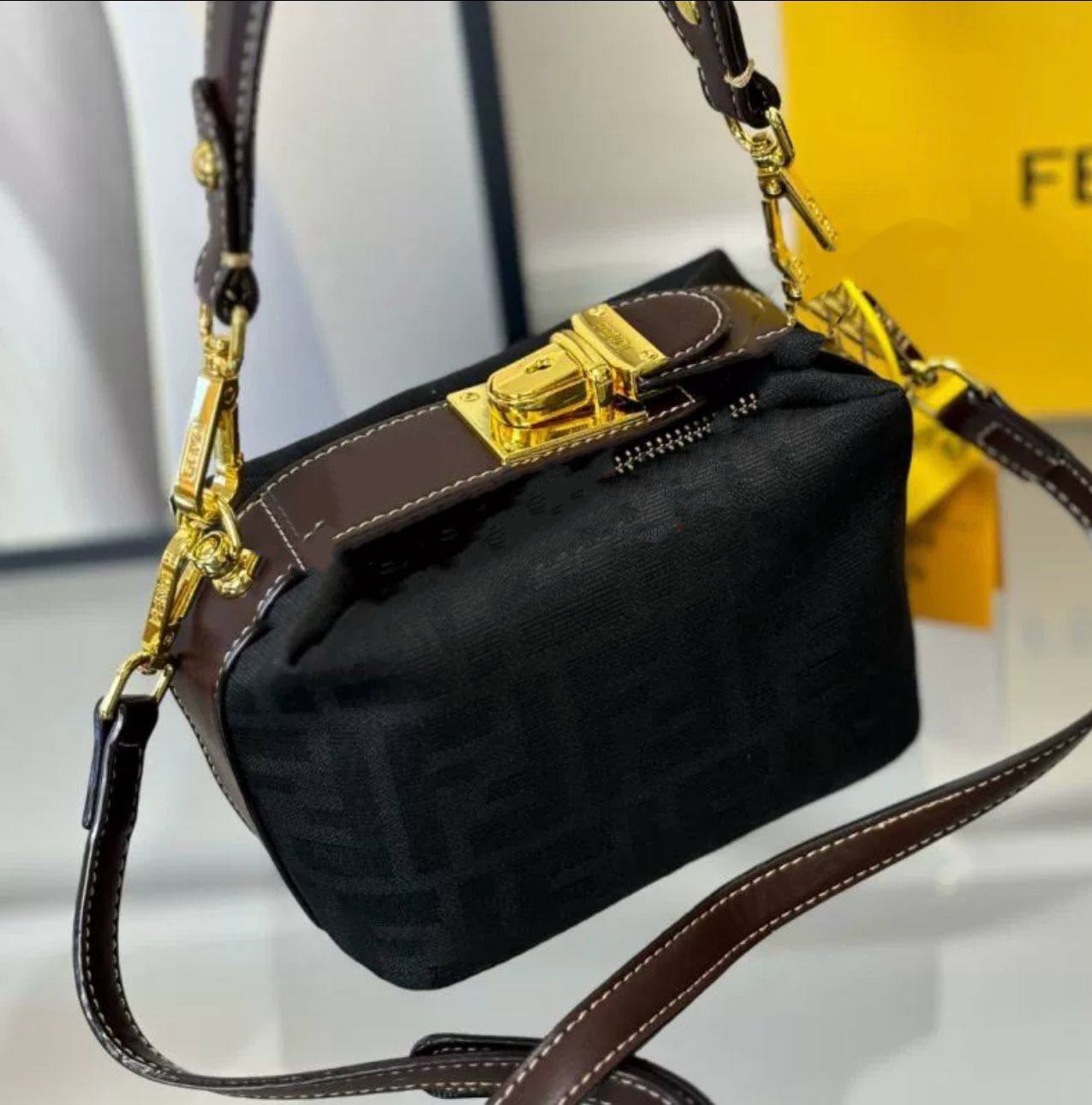 Fendi
High quality
With box 
90 dhs🇦🇪🇦🇪

Zain136
♥️♥️♥️