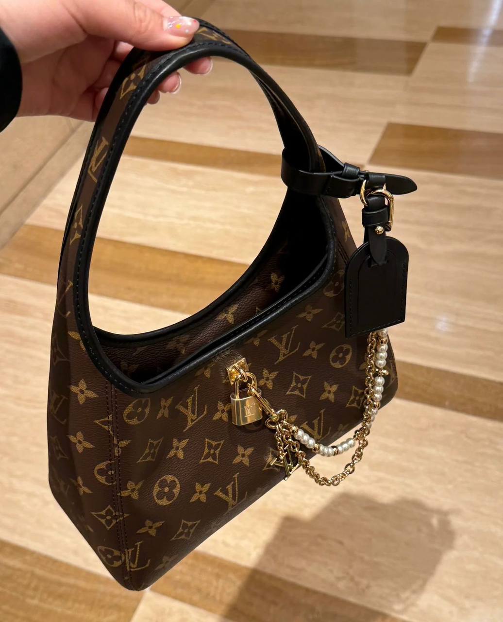 LV
VIP Quality 

400 dhs❤️

With box
🎁🎁🎁

Zain255
♥️♥️♥️