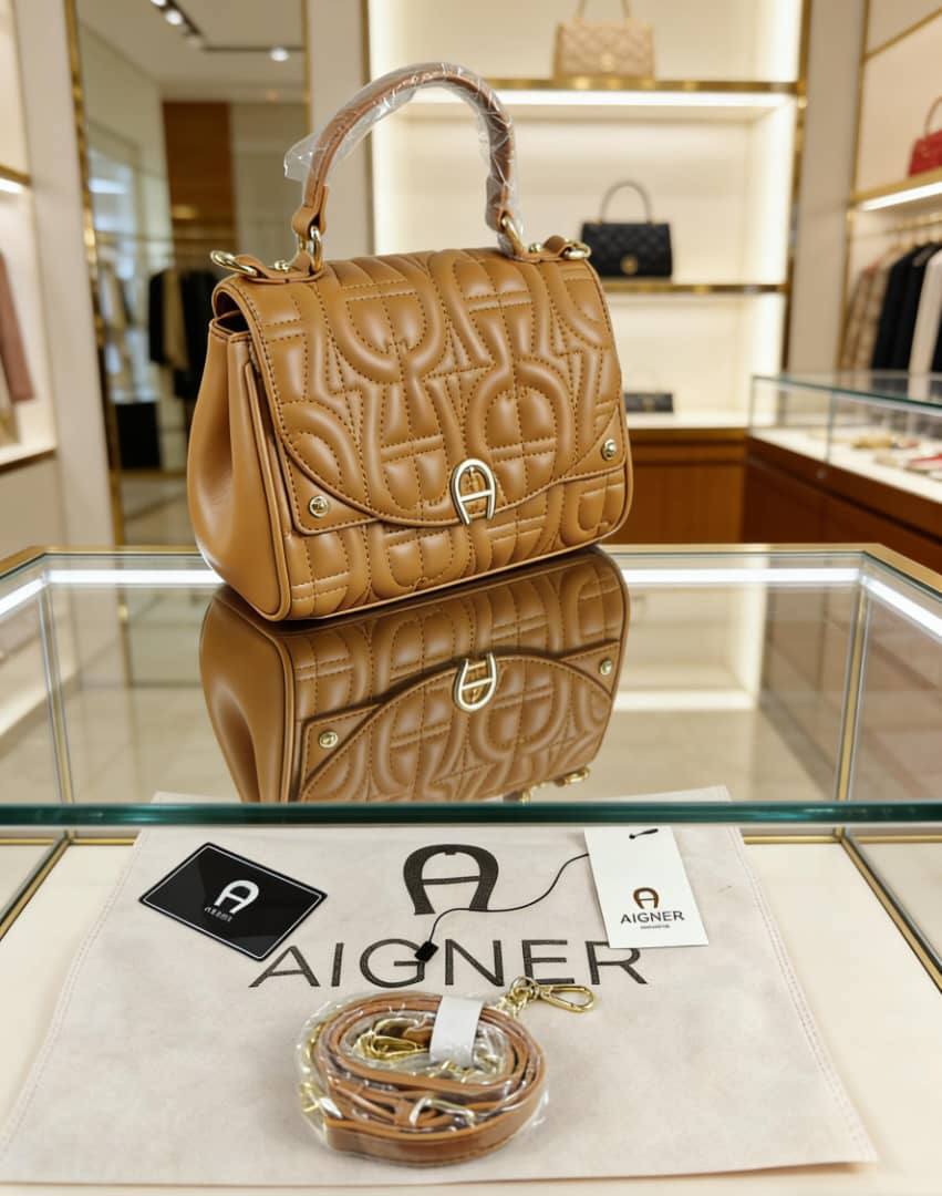 Aigner
95 dhs🇦🇪
with box
🎁🎁🎁

Size:24*18*11

Zain07
♥️♥️♥️