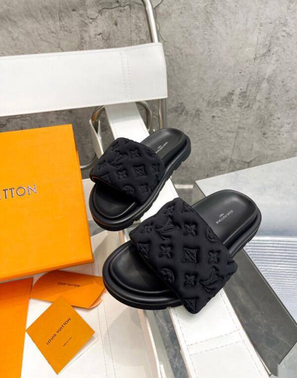 LV
180 dhs✅
*SIZE  36   TO   41*

Zain224
♥️♥️♥️