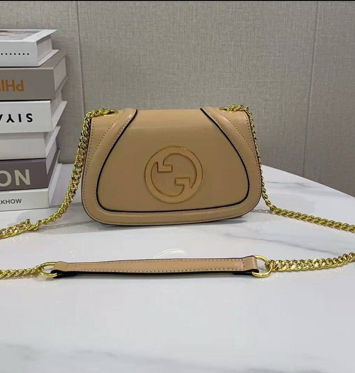 Guuci 
Best quality 

with box’s
🎁🎁🎁

110 dhs✅
size 21 CM

Zain290
♥️♥️♥️
