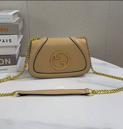 Guuci 
Best quality 

with box’s
🎁🎁🎁

110 dhs✅
size 21 CM

Zain290
♥️♥️♥️