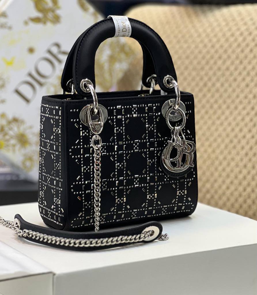 Dior Stone Bag 
 17Cm 
With Box
270 dhs 🇦🇪🇦🇪

Zain131
♥️♥️♥️