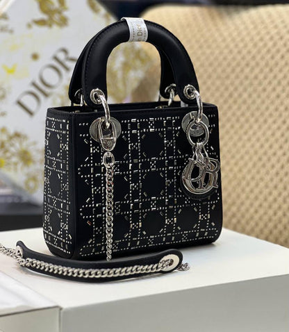 Dior Stone Bag 
 17Cm 
With Box
270 dhs 🇦🇪🇦🇪

Zain131
♥️♥️♥️