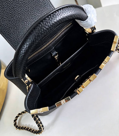 LV NEW CAME HIGH QUALITY WITH BOX 
150 dhs🇦🇪🇦🇪

Zain295
♥️♥️♥️