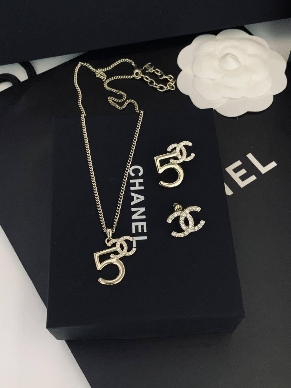 CHANEL SET
MASTER 
NECKLACE EARRINGS
105 dhs🇦🇪🇦🇪

 WITH BOX AND PAPER BAG🎁🛍️

Zain89
♥️♥️♥️