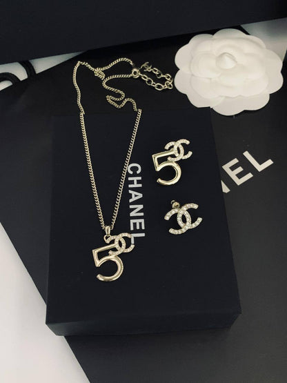 CHANEL SET
MASTER 
NECKLACE EARRINGS
105 dhs🇦🇪🇦🇪

 WITH BOX AND PAPER BAG🎁🛍️

Zain89
♥️♥️♥️