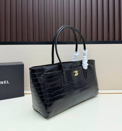 CHANEL 
COPY ONE 
220 dhs🇦🇪🇦🇪
SIZE: 35cm

Zain295
♥️♥️♥️