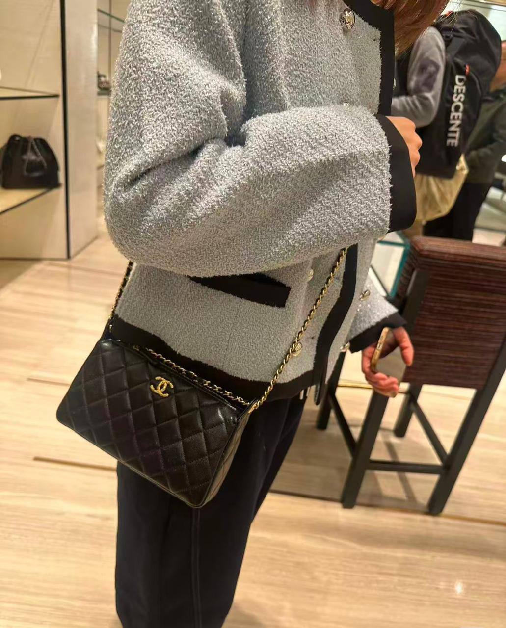 💗 Chanel 26C
1⃣️ First quality +🎁
Size : 23 * 13 * 7 cm
90 dhs❤️
with box🎁

Zain115
♥️♥️♥️