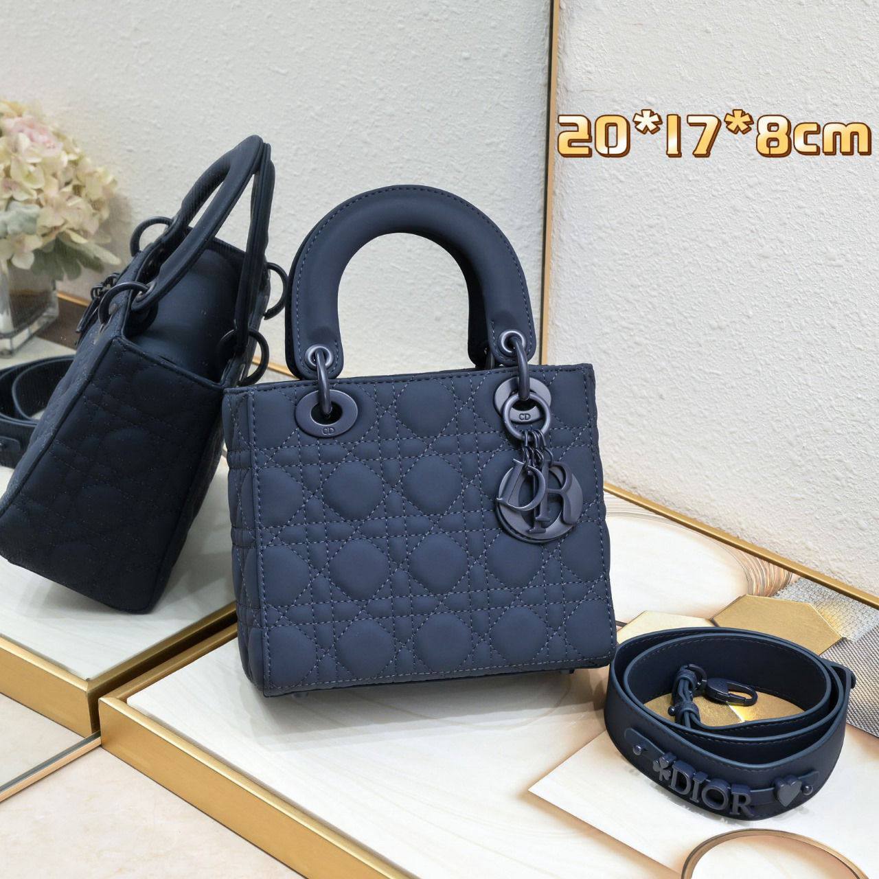 Dior 
Best quality 

with box’s 
🎁🎁🎁

125 dhs✅
size 20 cm

Zain290
♥️♥️♥️