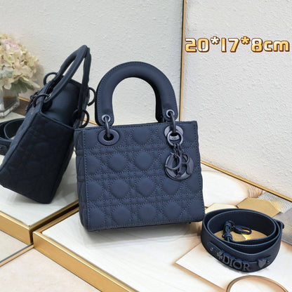 Dior 
Best quality 

with box’s 
🎁🎁🎁

125 dhs✅
size 20 cm

Zain290
♥️♥️♥️