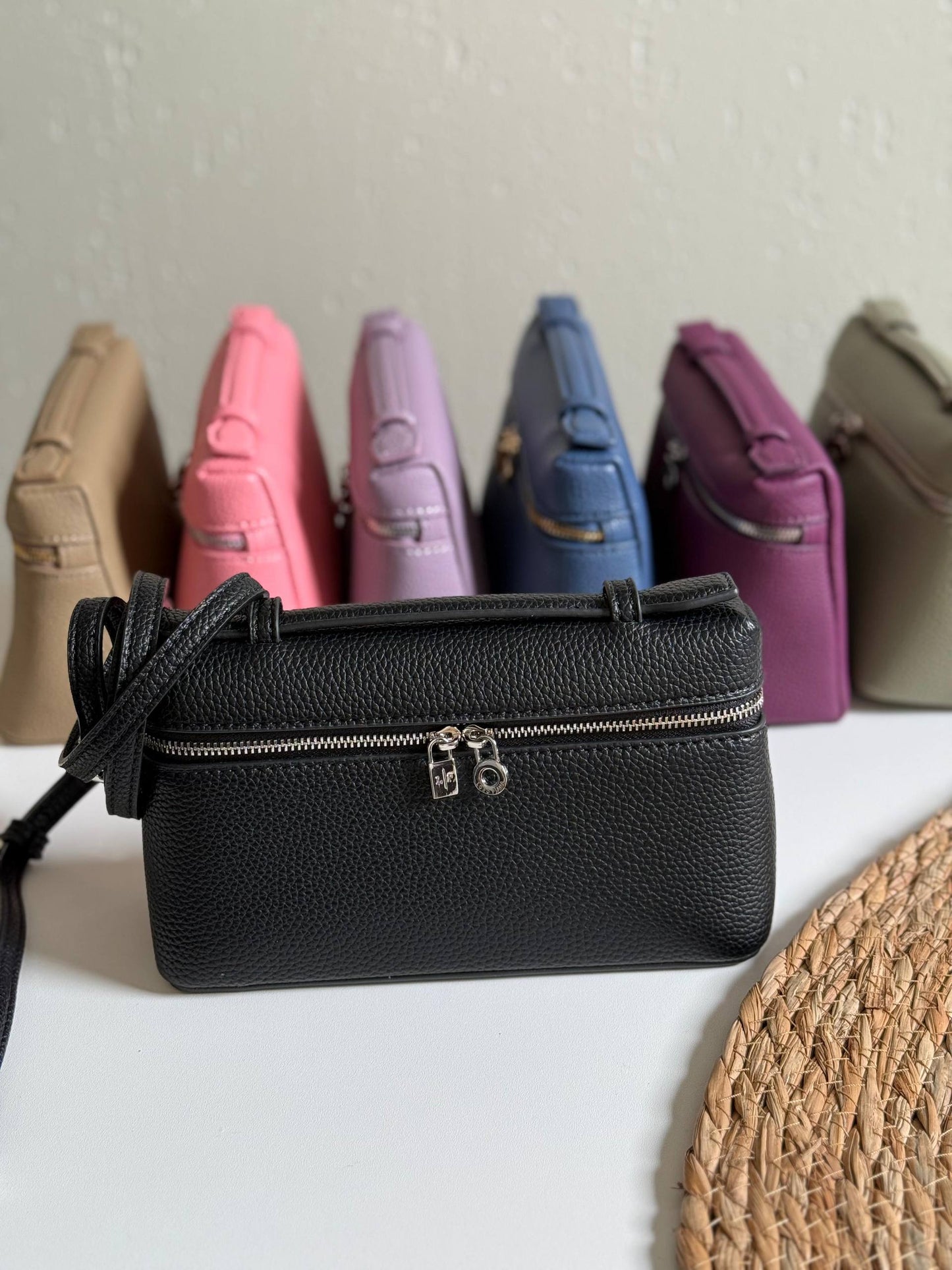 LORO PIANA
19cm
320 dhs❣️
Top quality 
With box🎁

Zain167
♥️♥️♥️