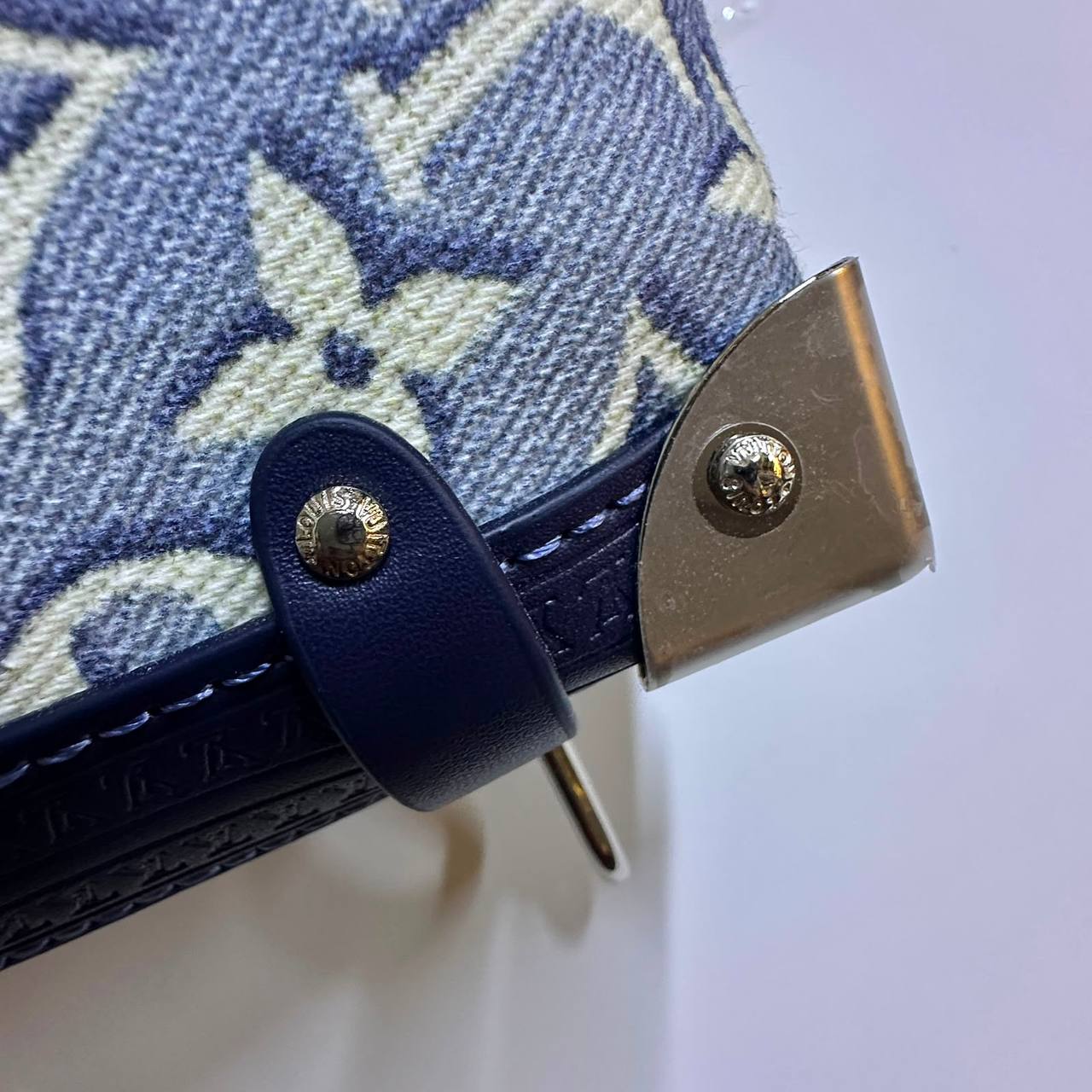 LOUIS VUITTON 

MASTER QUALITY 

220 DHS...🇦🇪🇦🇪🇦🇪

Zain295
♥️♥️♥️