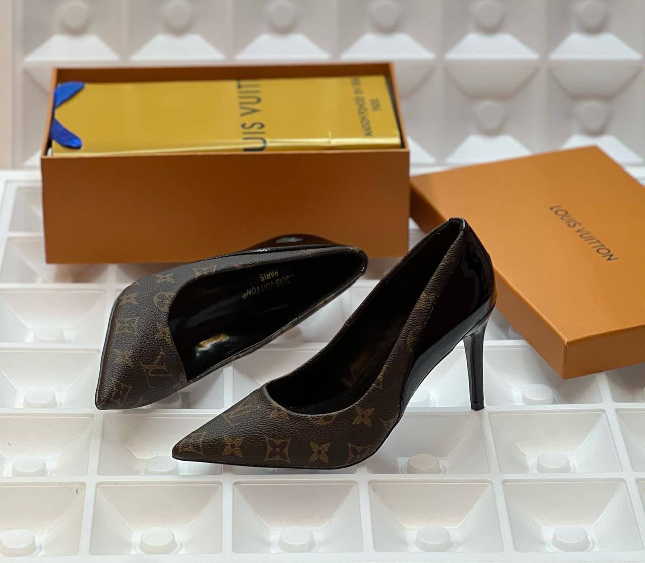 Lv    heel

   Size  .  36.37.39.40.41

100 dhs✅

Zain80
♥️♥️♥️