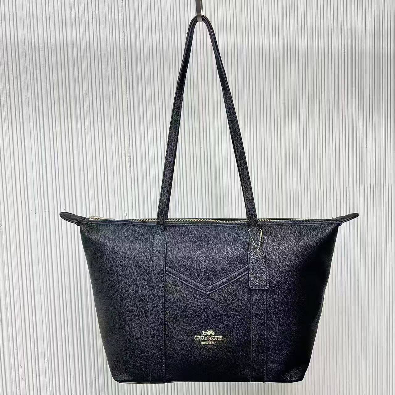 Coach
With zipper 
75 dhs💓

Zain232
♥️♥️♥️