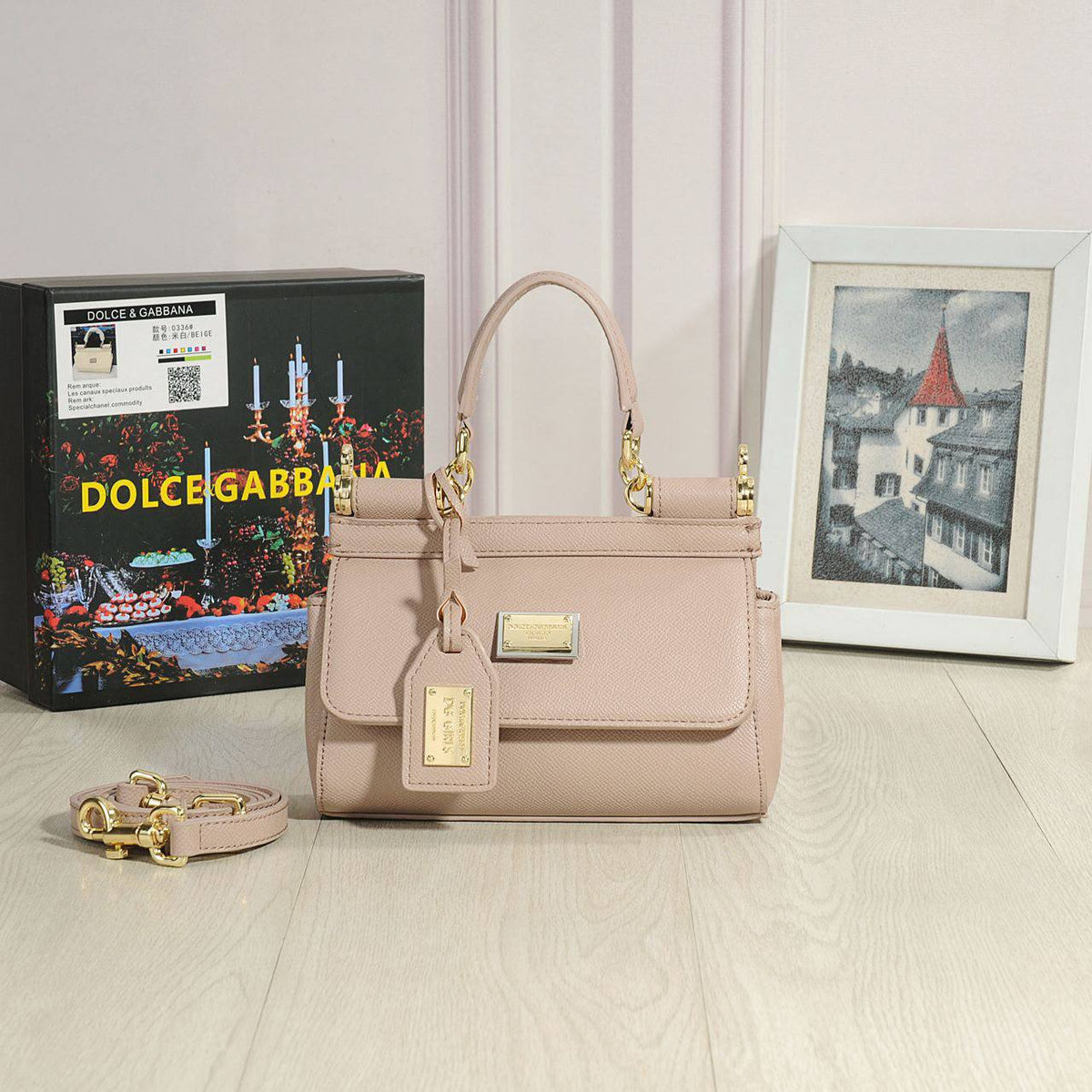 Dolce&Gabbana 

good quality 

with box 
110 dhs🇦🇪🇦🇪🇦🇪

Zain295
♥️♥️♥️
