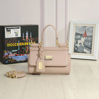 Dolce&Gabbana 

good quality 

with box 
110 dhs🇦🇪🇦🇪🇦🇪

Zain295
♥️♥️♥️