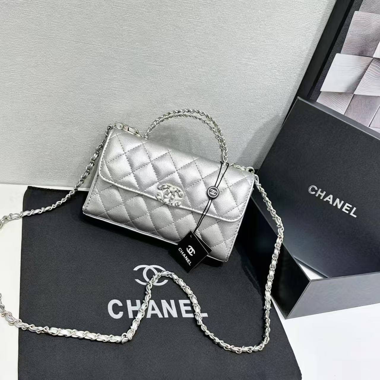 CHANEL
Best quality with box
95 dhs💓
size 19CM

Zain290
♥️♥️♥️