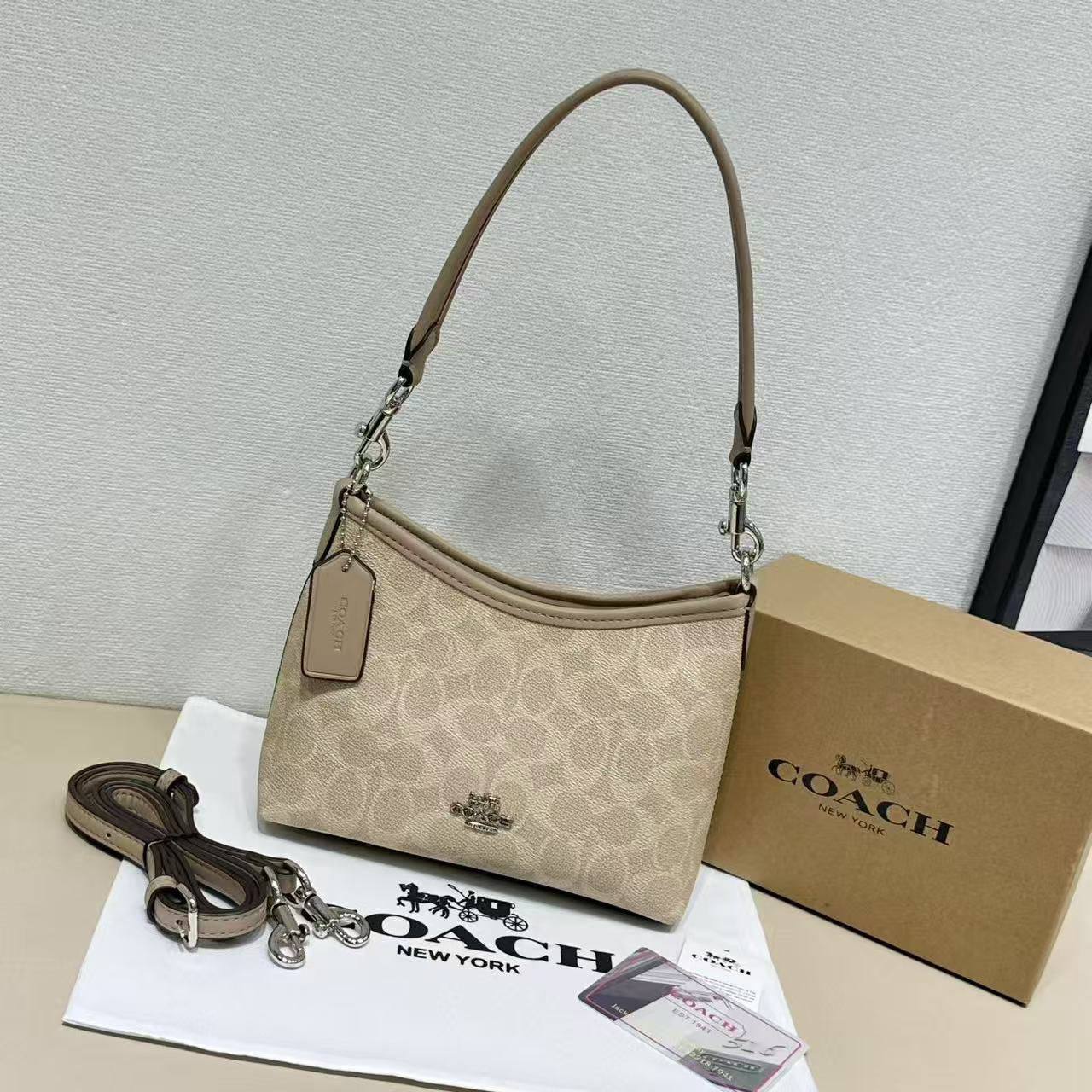 COACH 
20cm

90 dhs🪙

with box
🎁🎁🎁

Zain44
Zain254
♥️♥️♥️