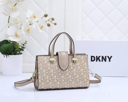 Dkny
Good quality 
Size 23*cm
100 dhs🇦🇪🇦🇪
With box 📦🔥🔥

Zain70
♥️♥️♥️
