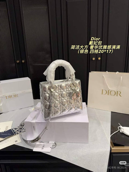 Dior Master
20cm 
280 dhs🪙🌨️

Zain10
♥️♥️♥️