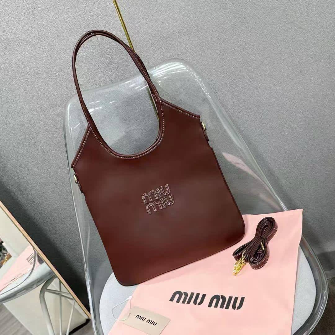 Chloe
40*35 cm
80 dhs🪙🖤

Zain17
♥️♥️♥️