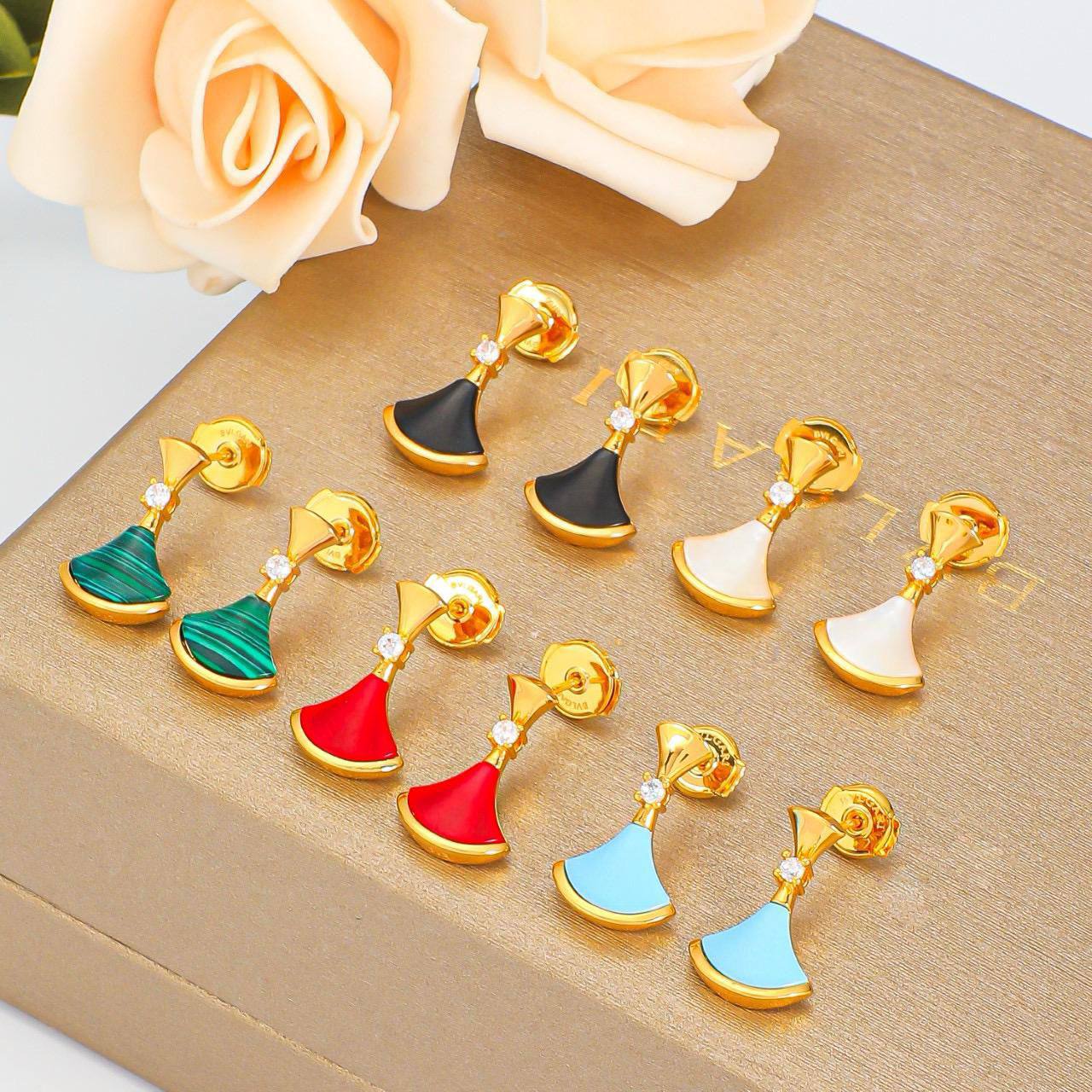 BVLGARI SET 🔥*
Necklace ❣️
Earring 🐦‍🔥
Bracelet 🌸
Master quality 💯
With normal boxes 📦 
120 dhs🪙🌨️
With master box 🗃️ 
170 dhs🪙🌨️

Zain216
♥️♥️♥️