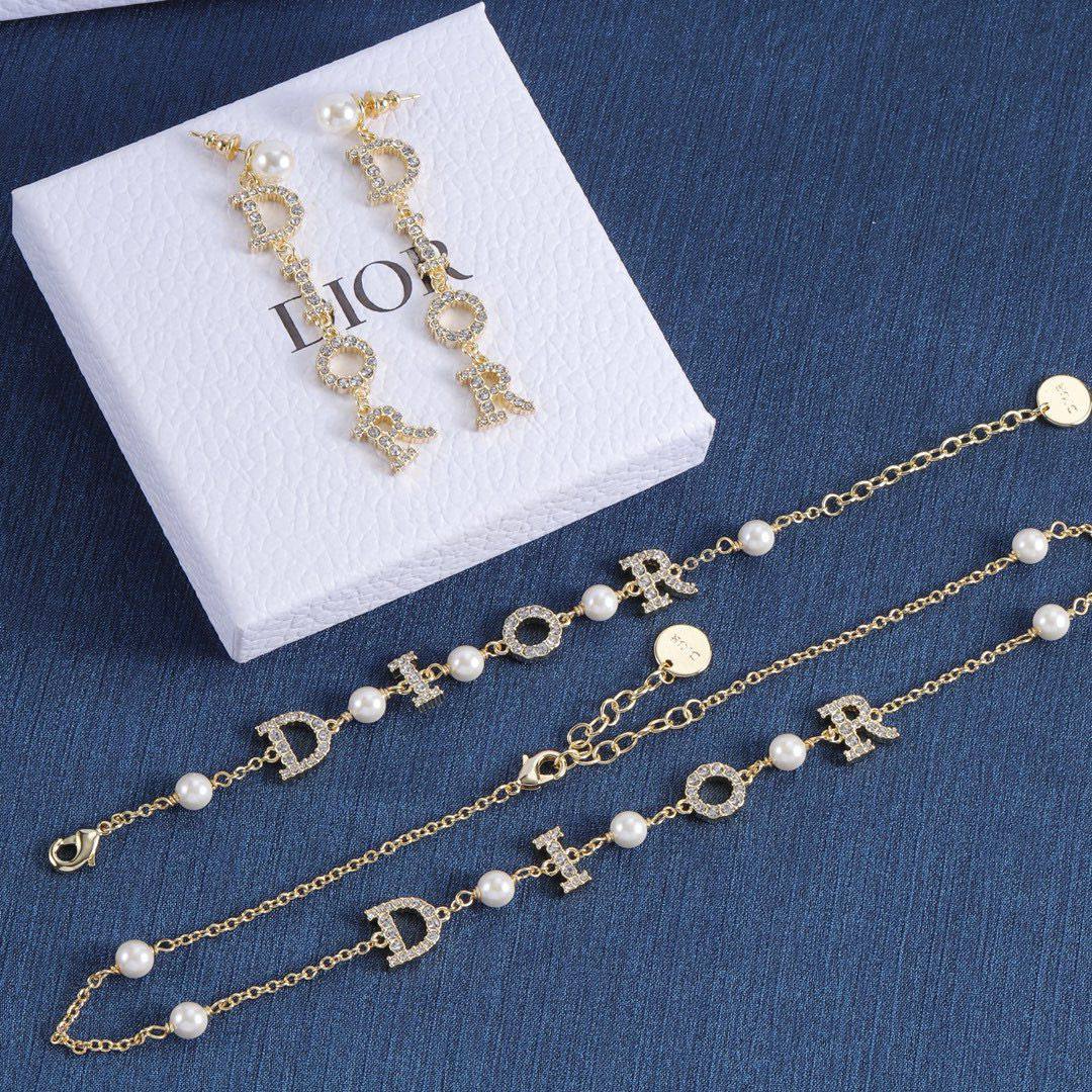 Dior SET ❤️‍🔥*
Necklace 🦋
Bracelet 🍁
Earring ⭐️
Master quality 💯
With normal boxes 🗃️ 
160 dhs✅
With master box 📦 
170 dhs✅

Zain216
♥️♥️♥️