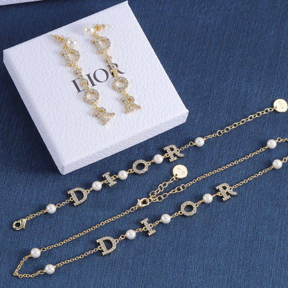 Dior SET ❤️‍🔥*
Necklace 🦋
Bracelet 🍁
Earring ⭐️
Master quality 💯
With normal boxes 🗃️ 
160 dhs✅
With master box 📦 
170 dhs✅

Zain216
♥️♥️♥️