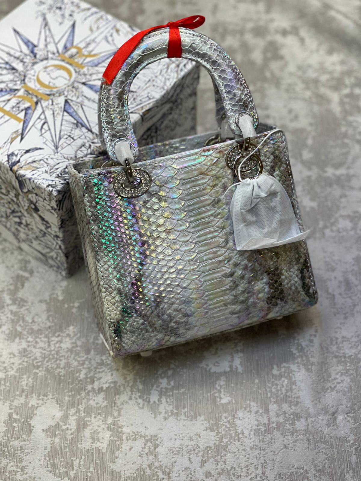 Dior
270 dhs❣️

Zain175
♥️♥️♥️