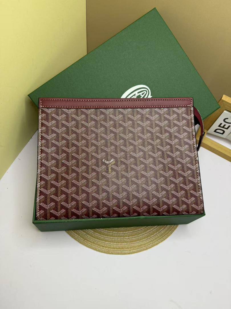 Pouch
65 dhs✅
with box🎁🎁🎁

size 27×5×21cm

Zain42
♥️♥️♥️