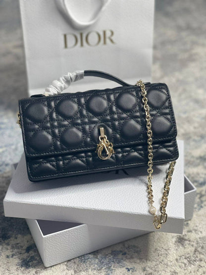 Dior

95 dhs🇦🇪🇦🇪

With box
22 cm

Zain219
♥️♥️♥️