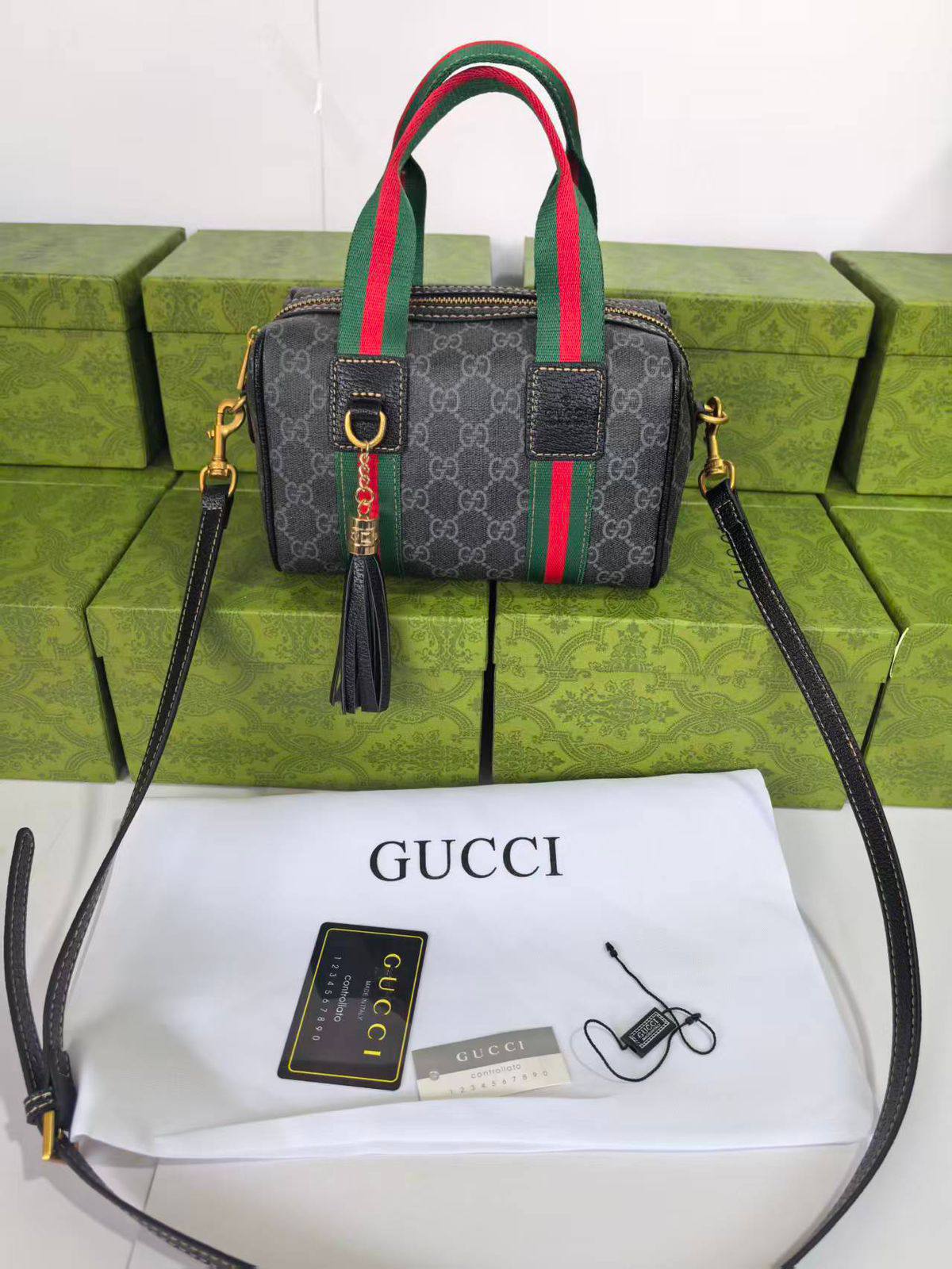Gucci   

95 dhs👑

with box 
🎁🎁🎁

Good quality 

Zain253
♥️♥️♥️