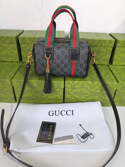 Gucci   

95 dhs👑

with box 
🎁🎁🎁

Good quality 

Zain253
♥️♥️♥️