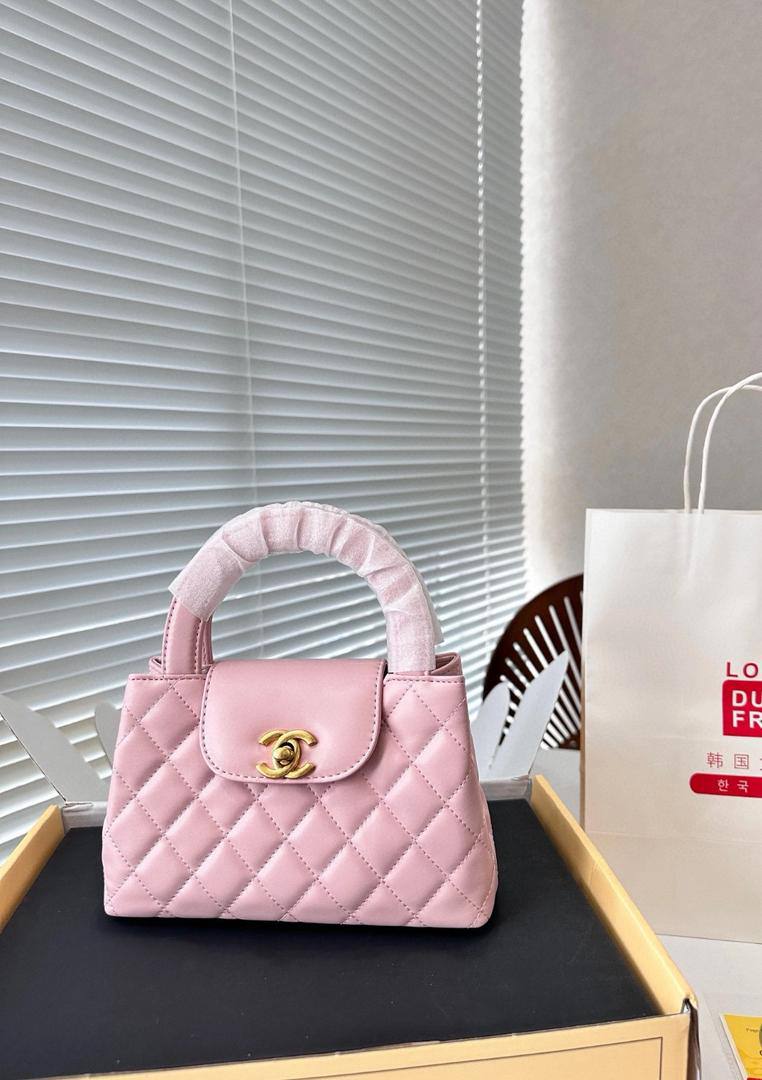Chanel
95 dhs🪙
size：22cm

Good quality 

with box
🎁🎁🎁

Zain39
♥️♥️♥️