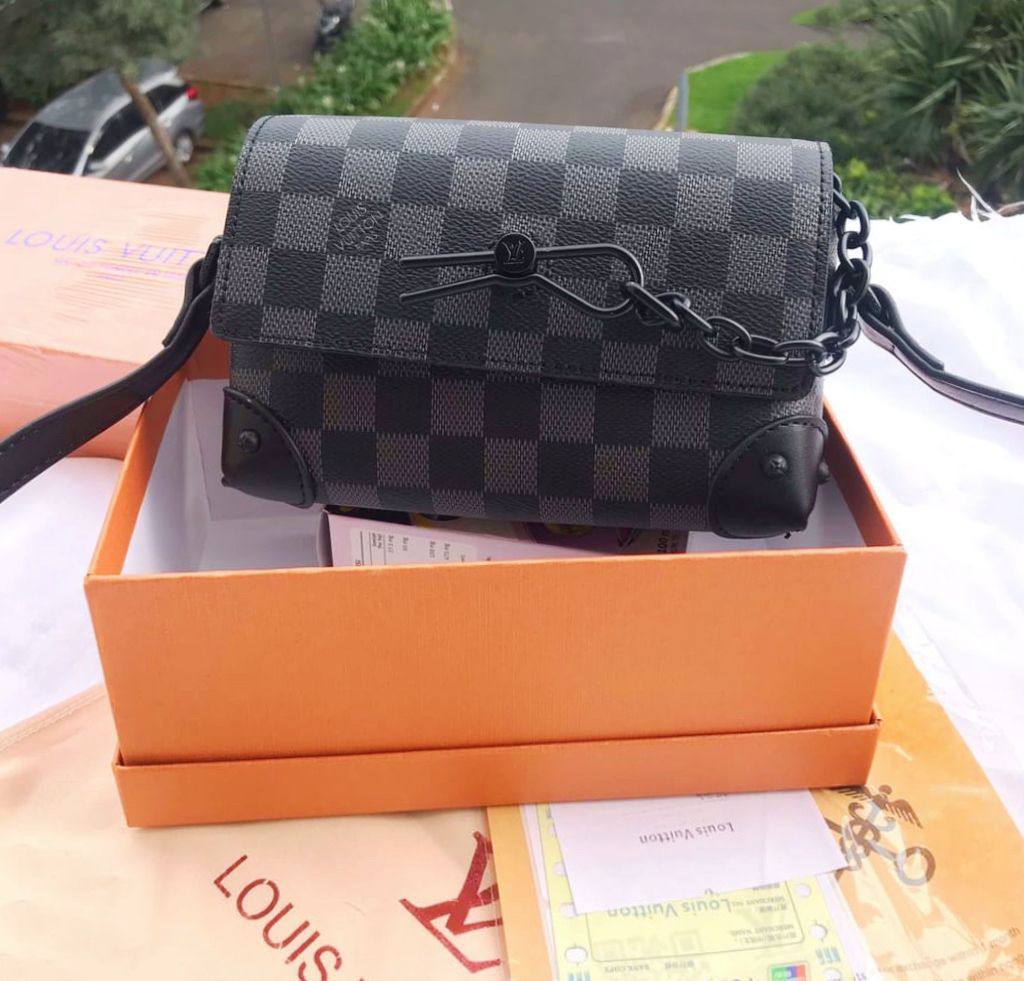 LV
 UNISEX GOOD QUALITY 

WITH BOX
🎁🎁🎁

90 dhs✅

Zain295
♥️♥️♥️