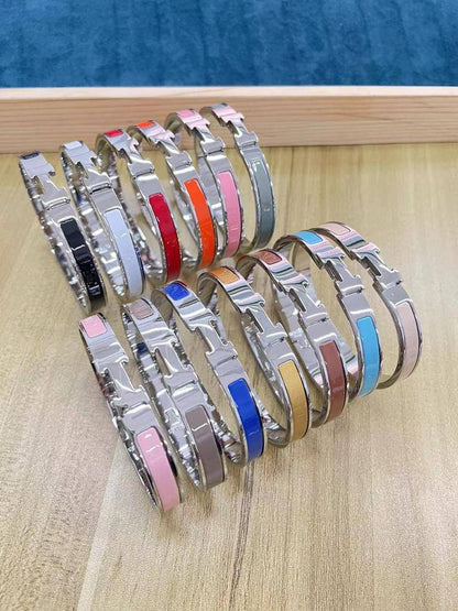 HERMES BANGLE
MASTER✨💫
60 dhs✅ EACH 
WITH BOX AND PAPER BAG🎁🛍️
COLORS AVAILABLE

Zain89
♥️♥️♥️