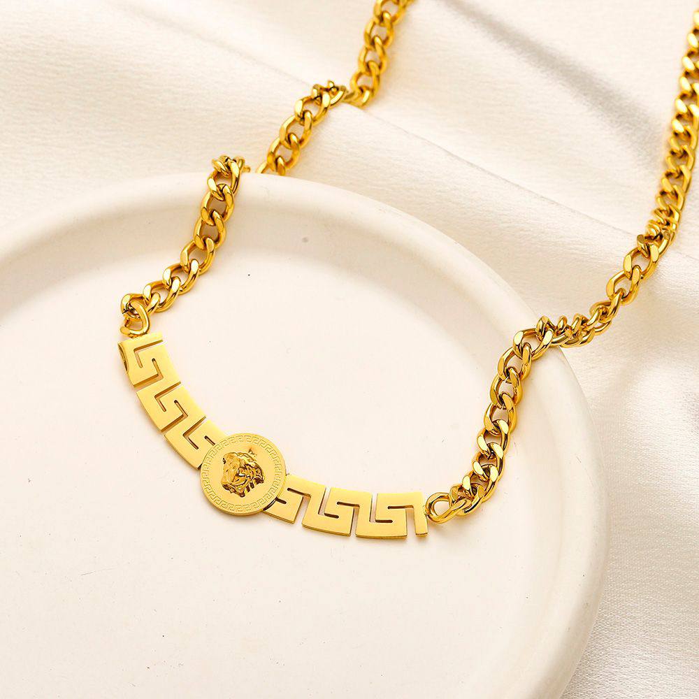 New branded necklace Stainless steel 18k gold plated 
Non tarnish 
30 dhs💓

Zain243
♥️♥️♥️