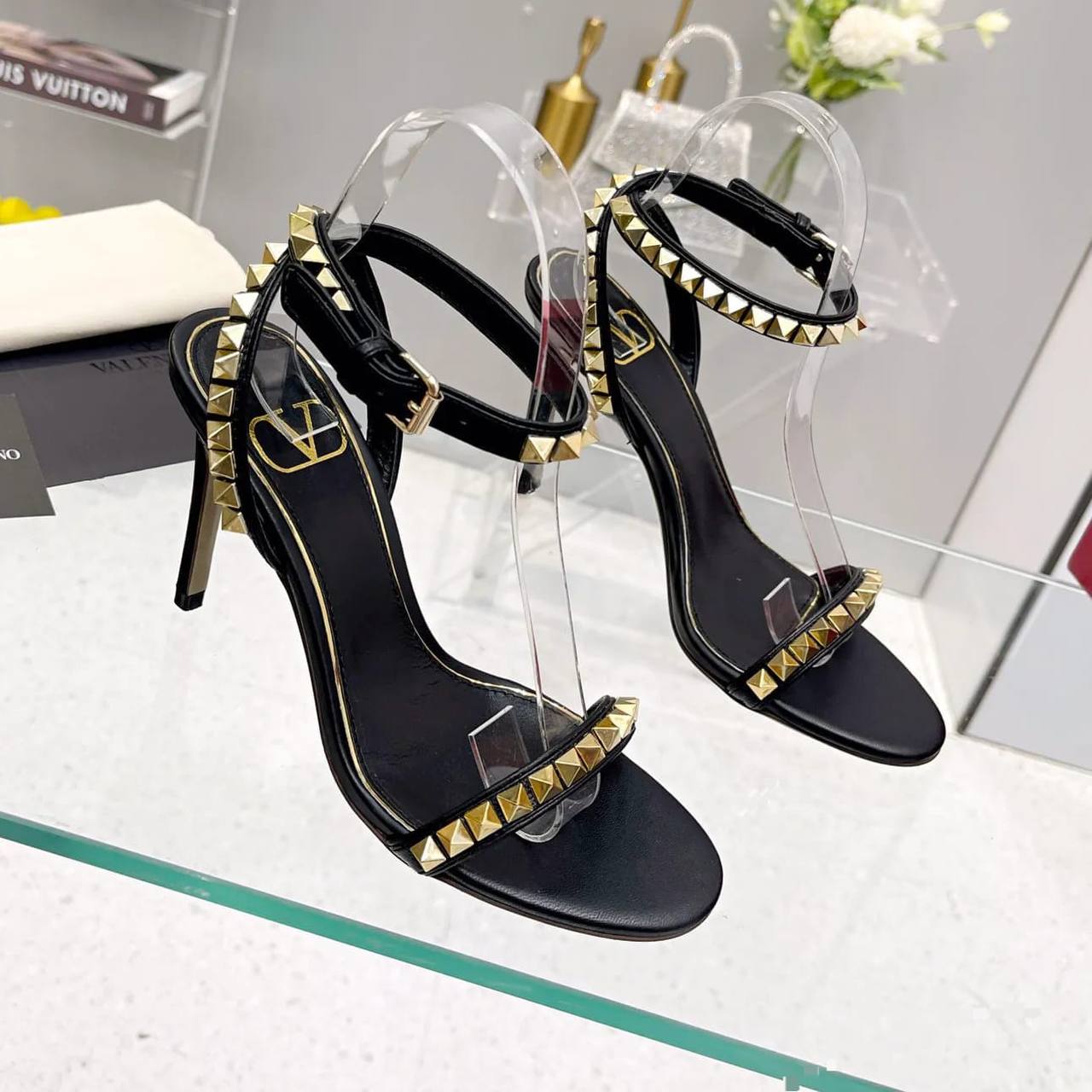 VALENTINO 
☘️ *SIZE  36  to 41 ☘️                                                                                                       
230 dhs🇦🇪

Zain224
♥️♥️♥️