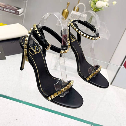 VALENTINO 
☘️ *SIZE  36  to 41 ☘️                                                                                                       
230 dhs🇦🇪

Zain224
♥️♥️♥️