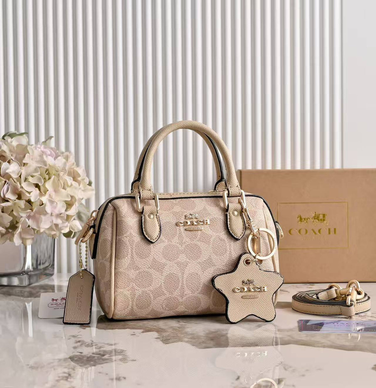 Coach 
100 dhs🇦🇪🇦🇪

with box
size 18×10×13cm

Zain42
♥️♥️♥️