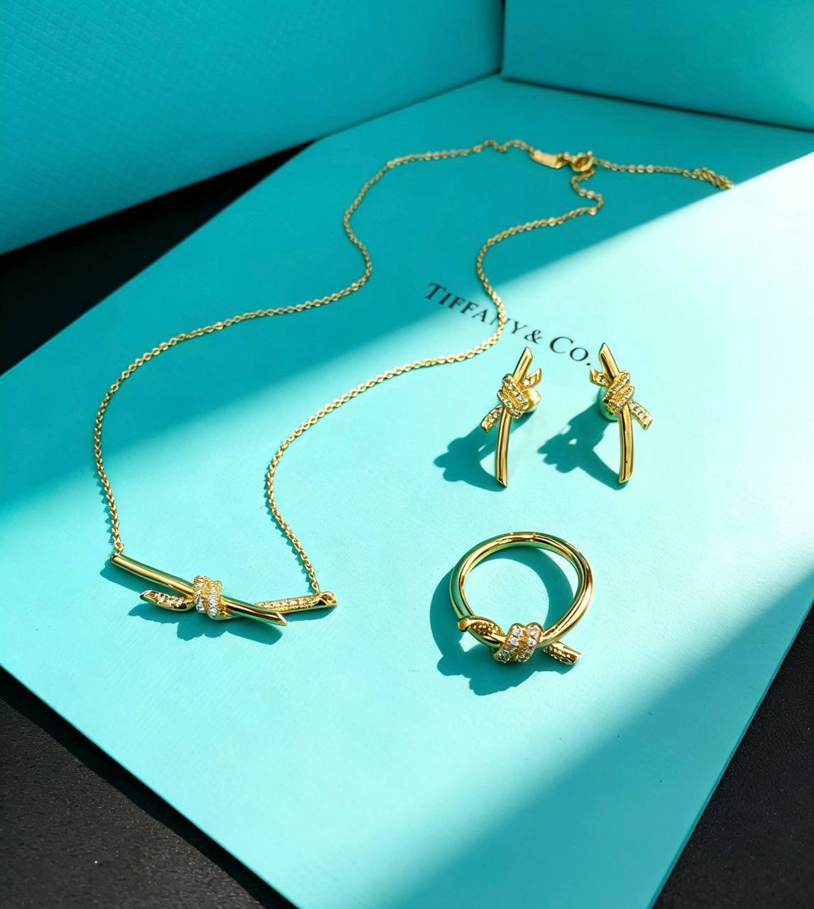 TIFFANY MASTER
SET ✨
NECKLACE RING EARRING
120 DHS🌺
 WITH BOX AND PAPER BAG🛍️🎁

Zain89
♥️♥️♥️