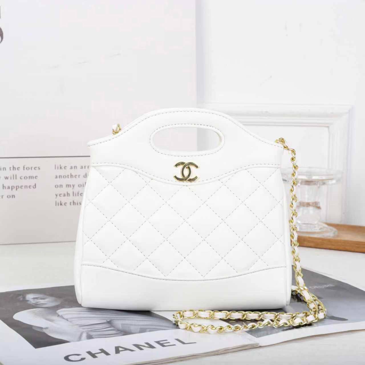 CHANEL 

 GOOD QUALITY 

WITH BOX 
🎁🎁🎁

90 dhs✅

Zain39
♥️♥️♥️