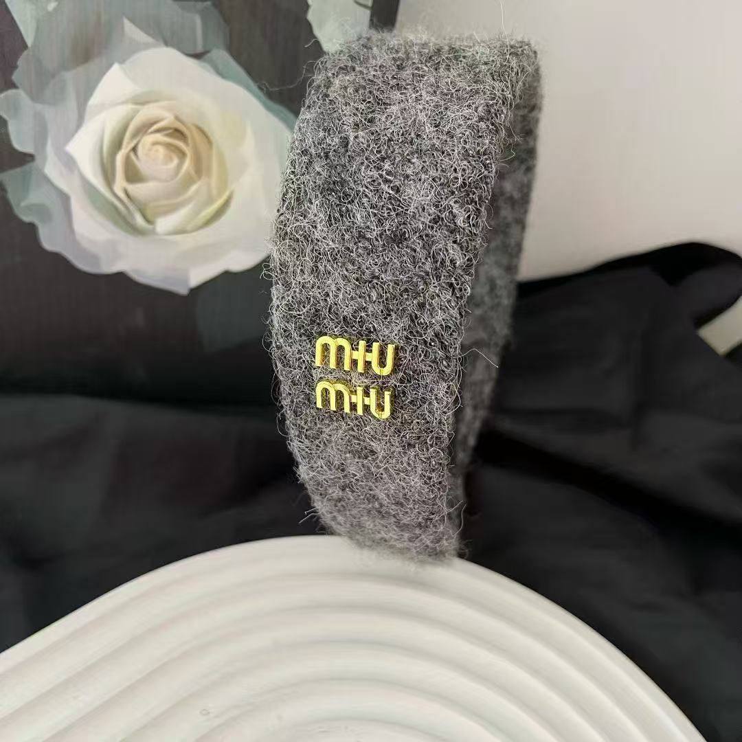 Headband ❤️‍🔥*
good quality 💯
20 dhs🪙🌨️

With boxes 🗃️ 
35 dhs🪙🌨️

Zain216
♥️♥️♥️