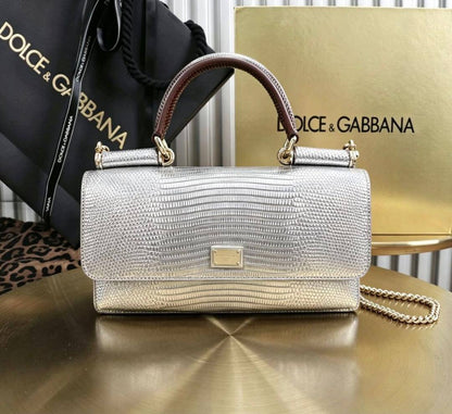 Dolce & GABBANA

100 DHS🇦🇪

 each 

with box
Zain26
♥️♥️♥️