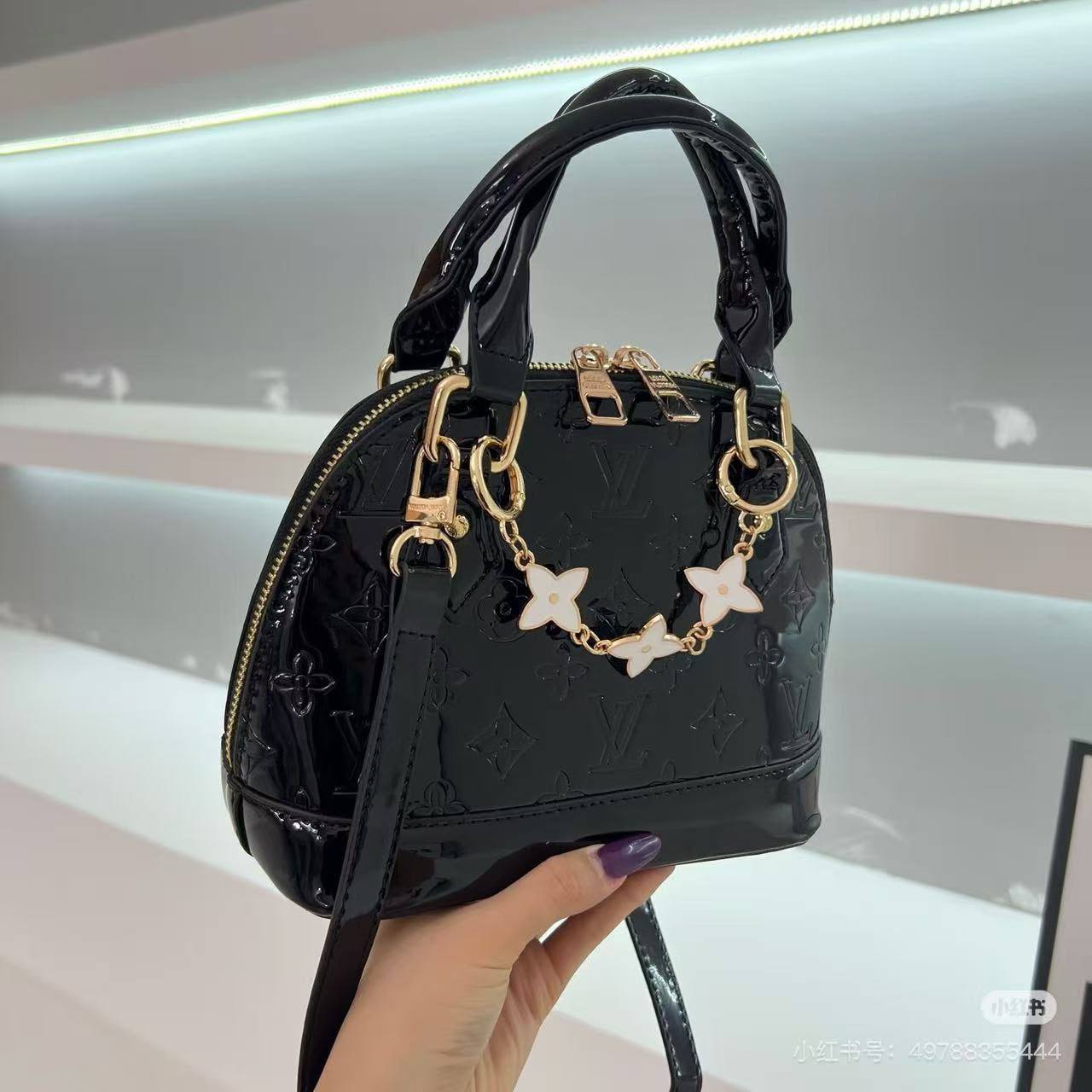 LV
Size  21×11×16.5cm
Withbox
95 dhs💛

Zain04
♥️♥️♥️