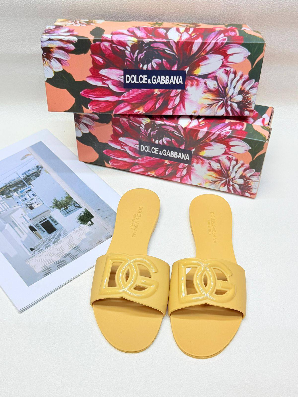D&G 
Size 36to41
60 dhs🌺

Zain236
♥️♥️♥️