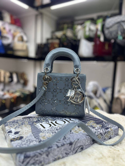 Dior

with box 
🎁🎁🎁

105 dhs🪙🌨️

Zain50
♥️♥️♥️